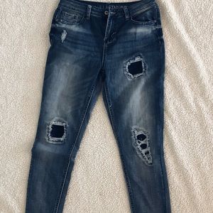 Mid rise skinny jeans. Holes in front.